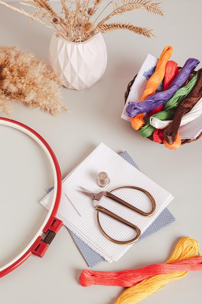 stół z materiałami do haftu