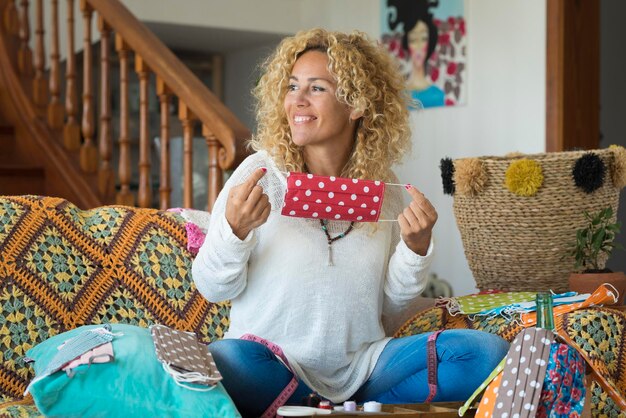 zadowolony klient z haftowanym elementem